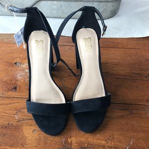 NWT Black heeled sandals